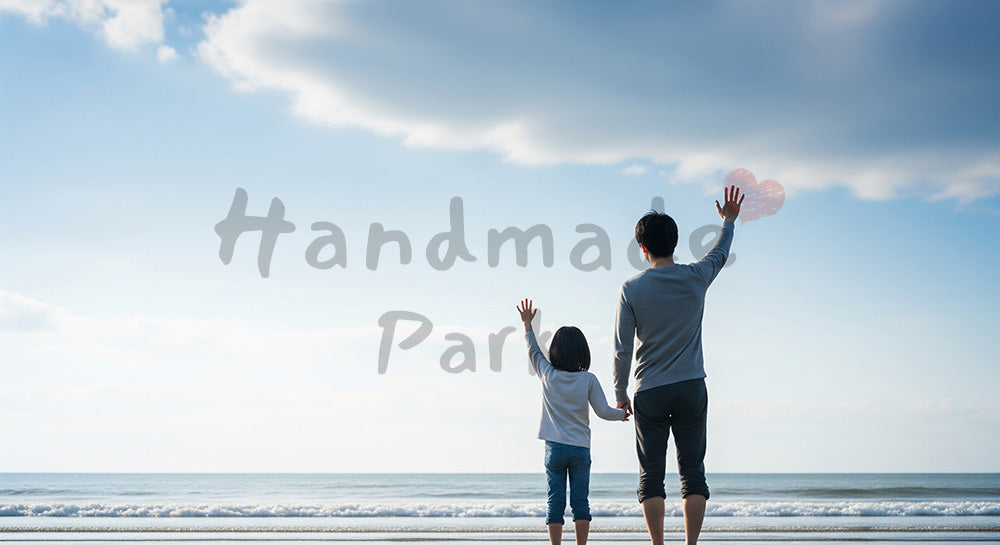 フリー素材 無料 写真｜海辺で手を振る日本人親子の後ろ姿、青い空と波でつくる心温まる休日