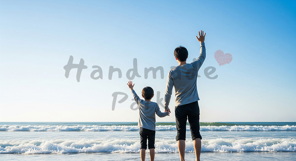 フリー素材 無料 写真｜海辺で手を振る日本人親子の後ろ姿青空と波でつくる心温まる休日