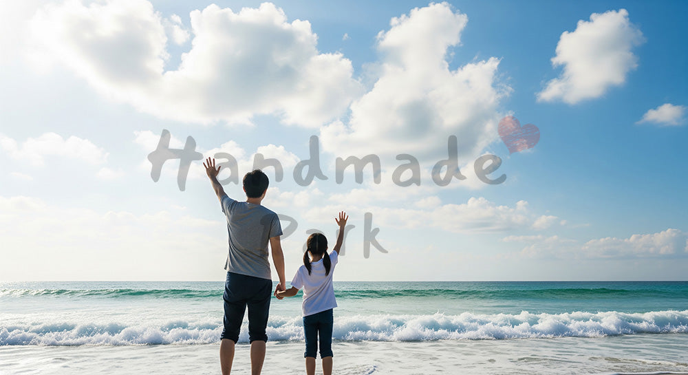 フリー素材 無料 写真｜青空と波でつくる心温まる休日のある海辺で手を振る日本人親子の後ろ姿