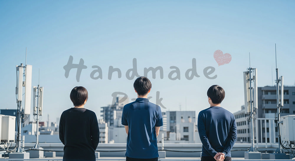 フリー素材 無料 写真｜リフレッシュと前向きな雰囲気のある屋上で青空を眺める日本人同僚の後ろ姿
