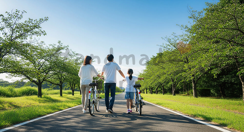 フリー素材 無料 写真｜公園で自転車を押す日本人家族の後ろ姿青空と一緒に描くアクティブな休日