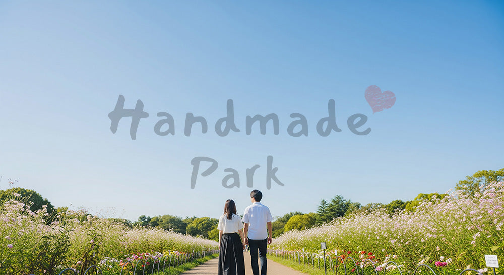 フリー素材 無料 写真｜花の小道を歩く日本人カップルの後ろ姿、青い空とやさしい春の空気