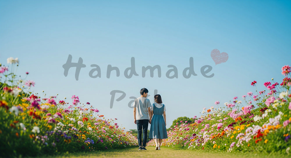 フリー素材 無料 写真｜花の小道を歩く日本人カップルの後ろ姿、青空とやさしい春の空気