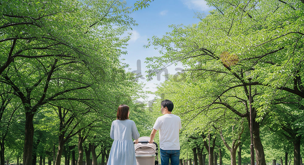 フリー素材 無料 写真|ベビーカーを押す日本人夫婦の後ろ姿と青い空、子育ての穏やかな散歩時間