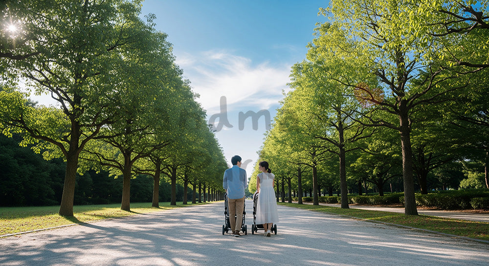フリー素材 無料 写真|子育ての穏やかな散歩時間のあるベビーカーを押す日本人夫婦の後ろ姿と青空