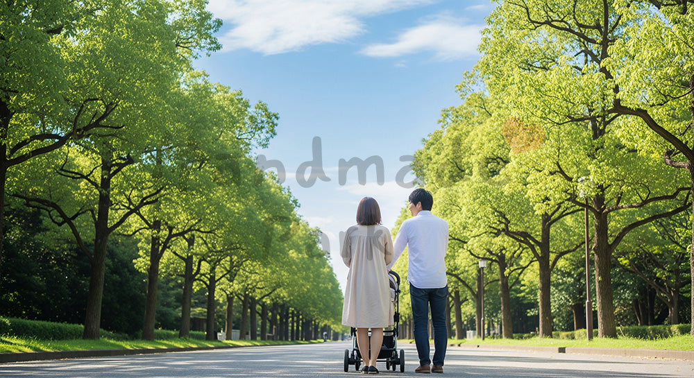 フリー素材 無料 写真|ベビーカーを押す日本人夫婦の後ろ姿と青空、子育ての穏やかな散歩時間