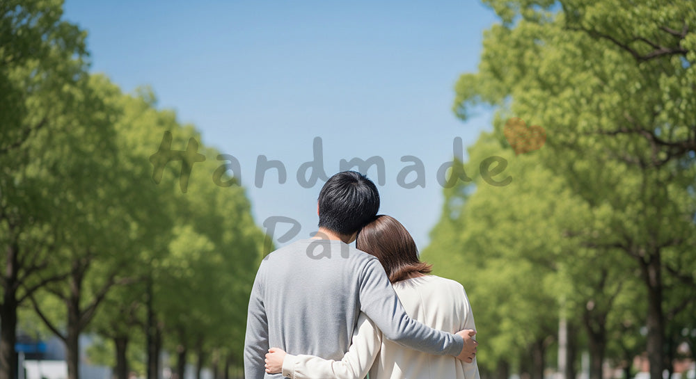 フリー素材 無料 写真｜並木道で寄り添う日本人カップルの後ろ姿、青い空が包む穏やかな時間