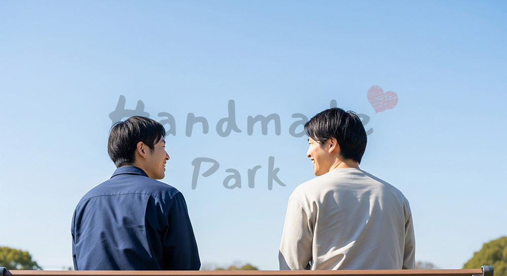 フリー素材 無料 写真｜公園ベンチで話す日本人同僚の後ろ姿青空とリラックスした昼休み