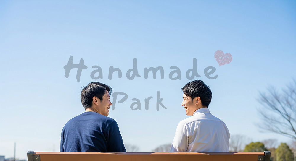 フリー素材 無料 写真｜青空とリラックスした昼休みのある公園ベンチで話す日本人同僚の後ろ姿