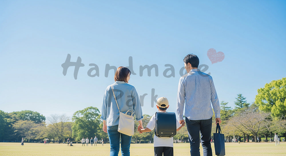 フリー素材 無料 写真｜青空の公園を歩く日本人家族の後ろ姿がんばった一日の余韻と温かさ
