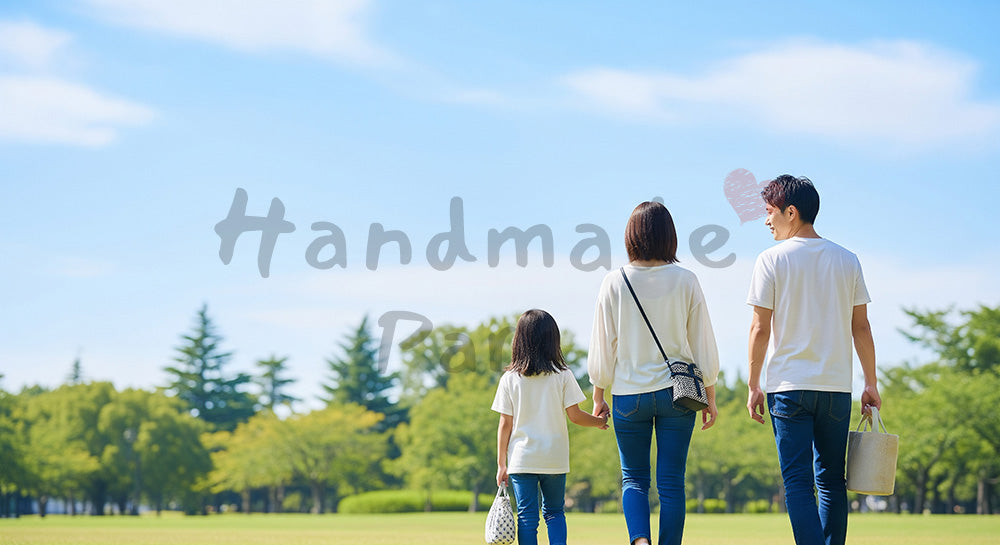 フリー素材 無料 写真｜がんばった一日の余韻と温かさのある青空の公園を歩く日本人家族の後ろ姿
