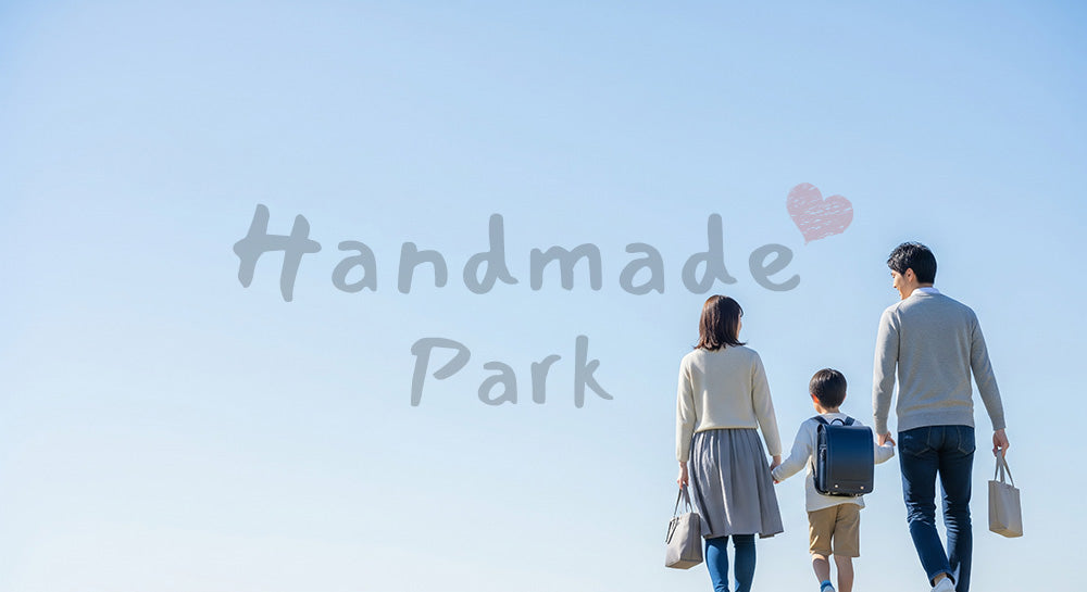 フリー素材 無料 写真｜青空の公園を歩く日本人家族の後ろ姿、がんばった一日の余韻と温かさ