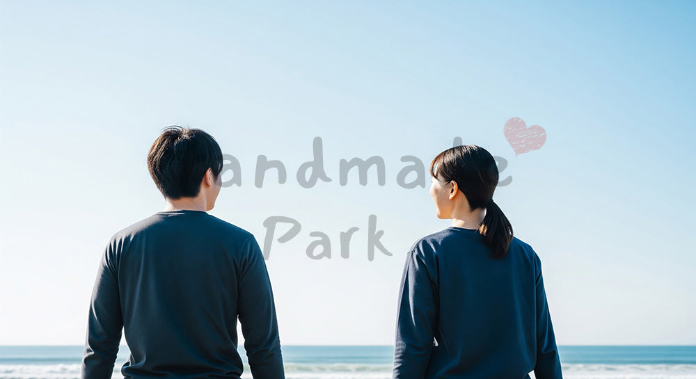 フリー素材 無料 写真｜青空と開放感のあるリフレッシュ時間のある海辺を歩く日本人同僚の後ろ姿