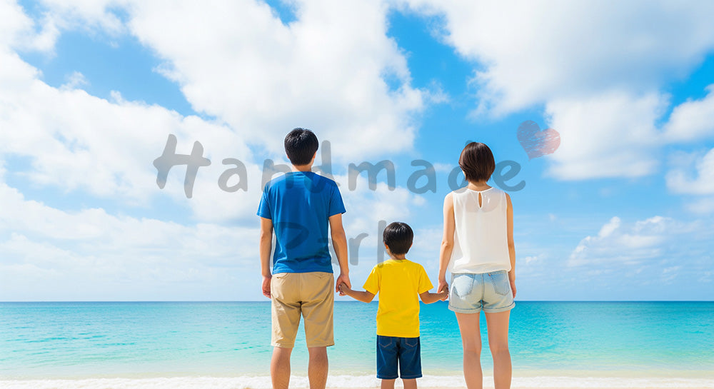 フリー素材 無料 写真｜砂浜で手をつなぐ日本人家族の後ろ姿青空と海で描く夏の温もり