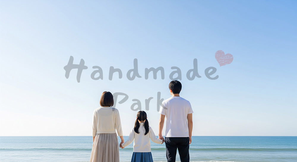 フリー素材 無料 写真｜砂浜で手をつなぐ日本人家族の後ろ姿、青空と海で描く夏の温もり
