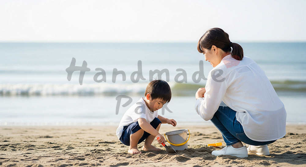 フリー素材 無料 写真｜砂浜で遊ぶ子を見守る日本人母親の後ろ姿青空とやさしい夏の記憶