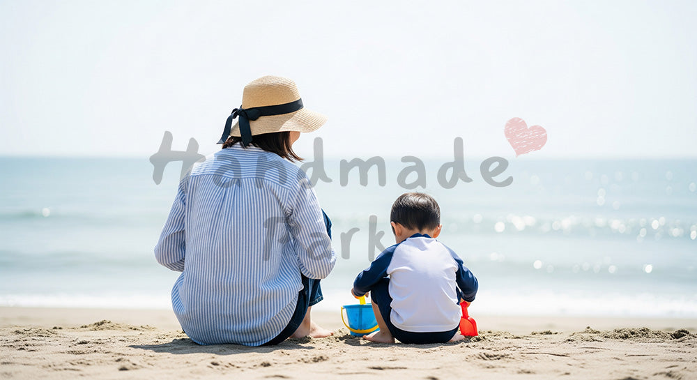フリー素材 無料 写真｜青空とやさしい夏の記憶のある砂浜で遊ぶ子を見守る日本人母親の後ろ姿