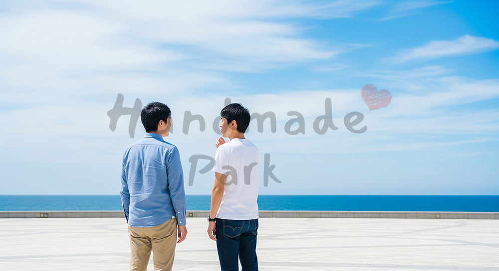 フリー素材 無料 写真｜海を背景に話す日本人同僚の後ろ姿青空と開放感のあるコミュニケーション