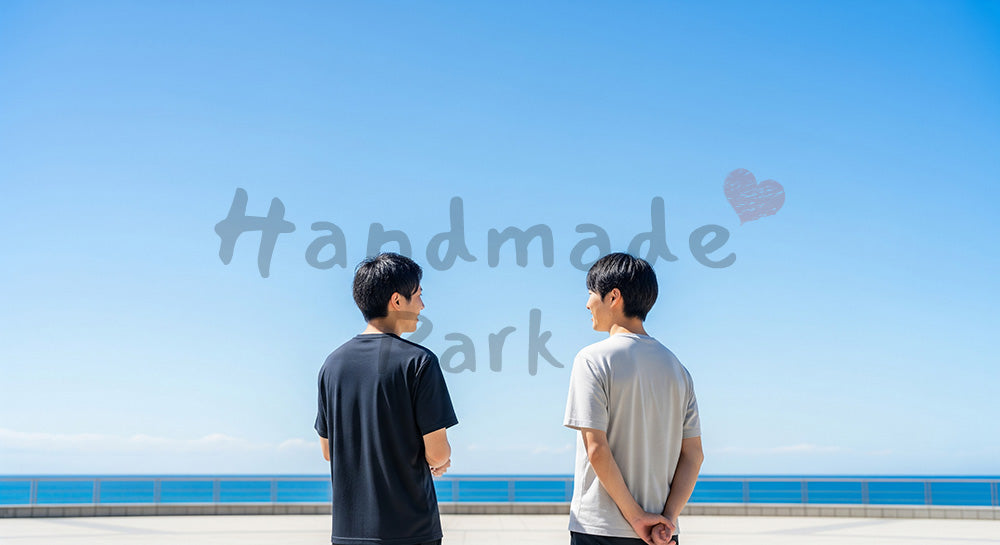 フリー素材 無料 写真｜青空と開放感のあるコミュニケーションのある海を背景に話す日本人同僚の後ろ姿