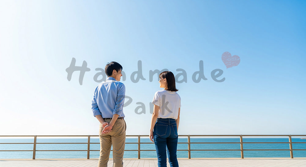 フリー素材 無料 写真｜海を背景に話す日本人同僚の後ろ姿、青空と開放感のあるコミュニケーション