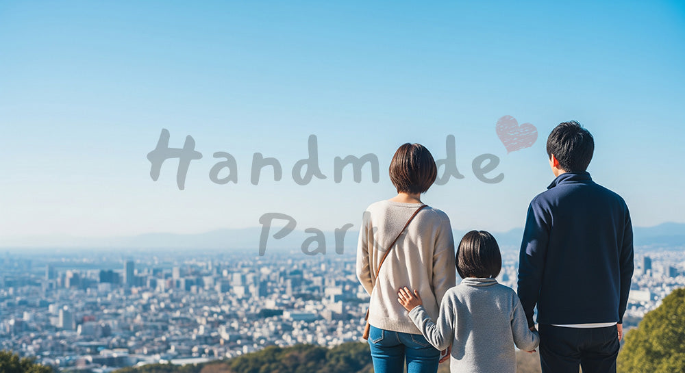 フリー素材 無料 写真｜高台から街と青い空を眺める日本人家族の後ろ姿、未来を感じる温かな休日