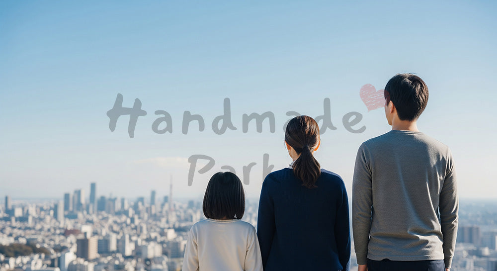 フリー素材 無料 写真｜高台から街と青空を眺める日本人家族の後ろ姿、未来を感じる温かな休日