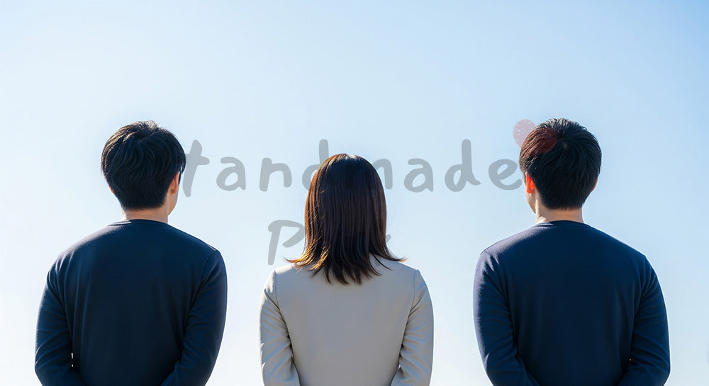 フリー素材 無料 写真｜並んで空を見上げる日本人同僚の後ろ姿、前向きなビジネスと青空のスペース