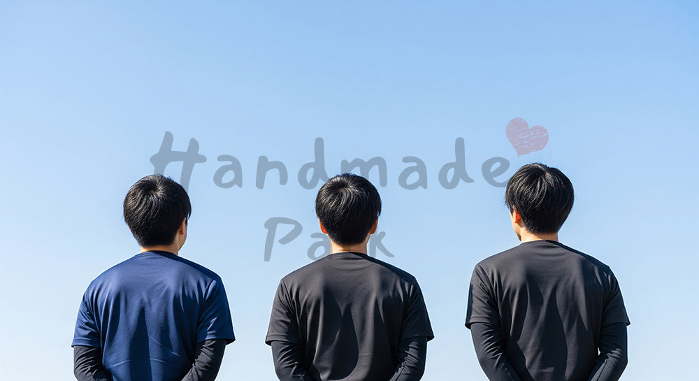 フリー素材 無料 写真｜並んで空を見上げる日本人同僚の後ろ姿、前向きなビジネスと青空の余白