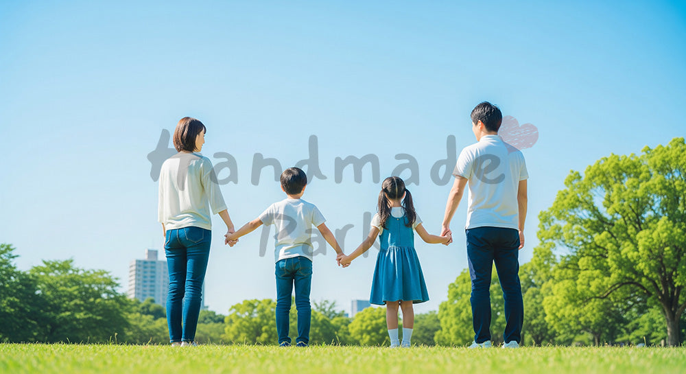 フリー素材 無料 写真｜芝生で輪になる日本人家族の後ろ姿、青い空と家族の結びつきを感じる休日
