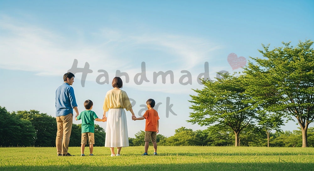 フリー素材 無料 写真｜芝生で輪になる日本人家族の後ろ姿、青空と家族の結びつきを感じる休日