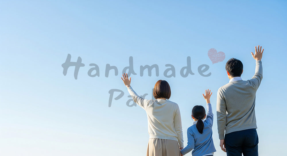 フリー素材 無料 写真｜歓迎やありがとうに使える温かな背景のある青空の下で手を振る日本人家族の後ろ姿