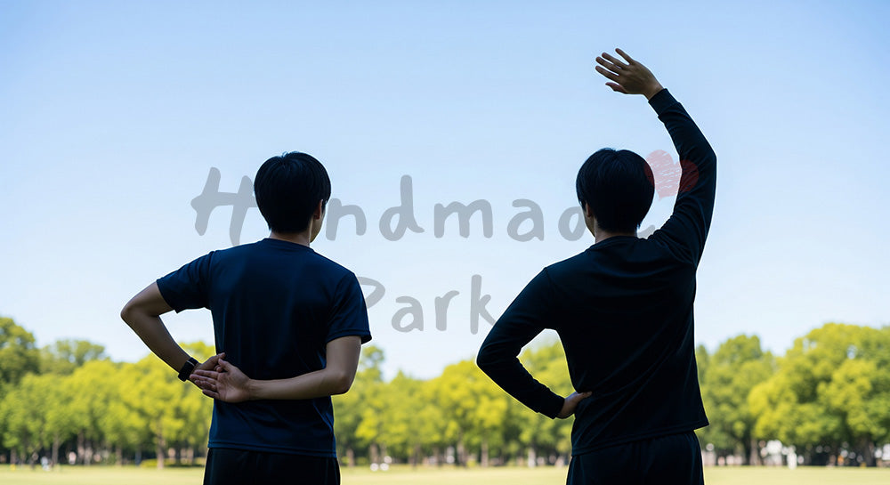 フリー素材 無料 写真｜青空の下でストレッチする日本人同僚の後ろ姿健康的な働き方とリフレッシュ