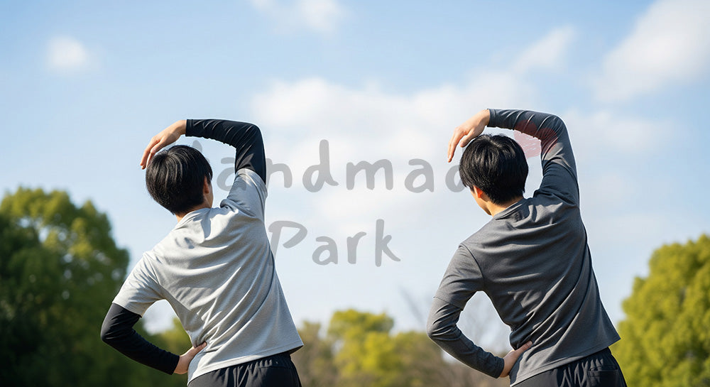 フリー素材 無料 写真｜青空の下でストレッチする日本人同僚の後ろ姿、健康的な働き方とリフレッシュ