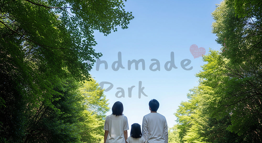 フリー素材 無料 写真｜森の入口で空を見上げる日本人家族の後ろ姿、青い空と自然の癒しを感じる休日