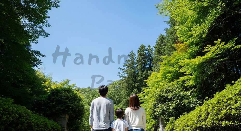 フリー素材 無料 写真｜青空と自然の癒しを感じる休日のある森の入口で空を見上げる日本人家族の後ろ姿