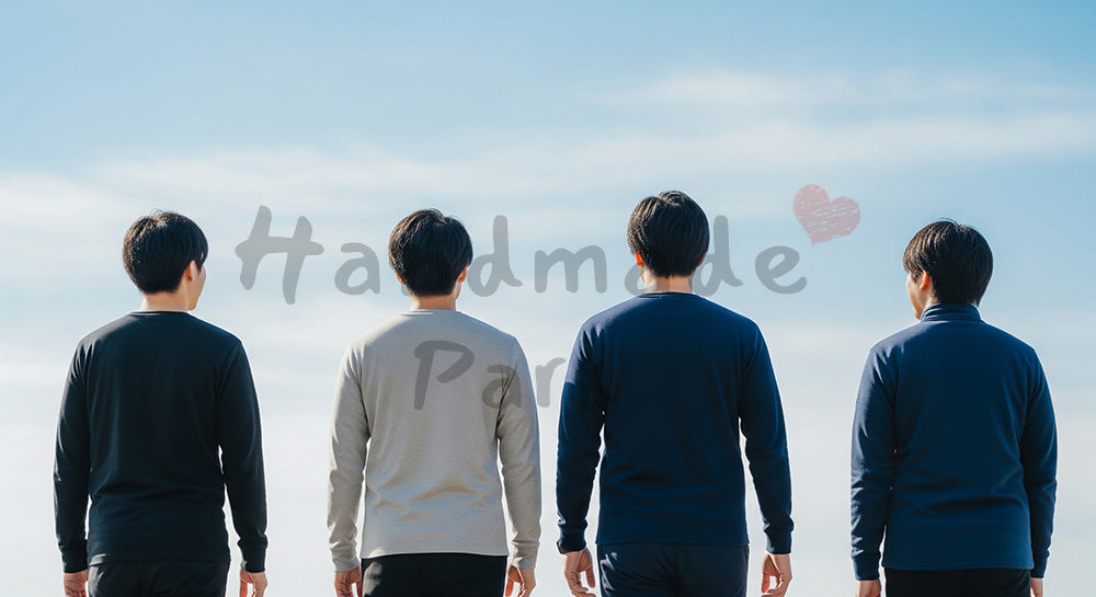 フリー素材 無料 写真｜週末のアウトドアを楽しむ日本人同僚の後ろ姿青空と気分転換のチーム時間