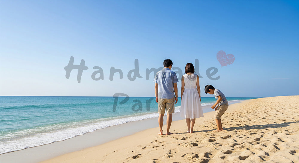 フリー素材 無料 写真｜貝殻を探す日本人家族の後ろ姿、青い空と海で描く夏の思い出づくり