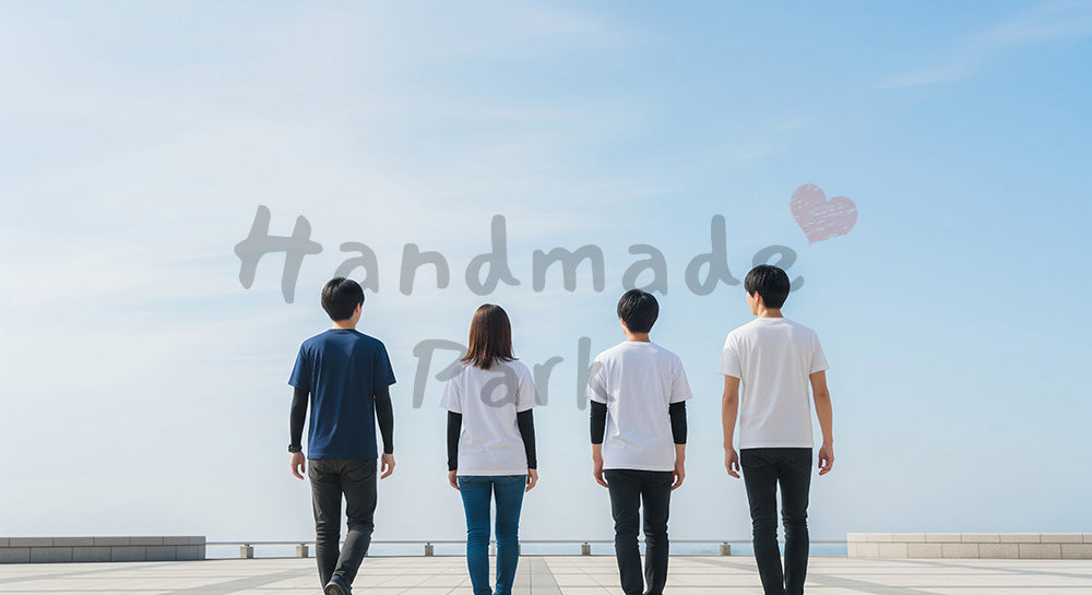 フリー素材 無料 写真｜海辺を歩きながら話す日本人同僚の後ろ姿、青い空とオープンな対話の雰囲気 背景素材