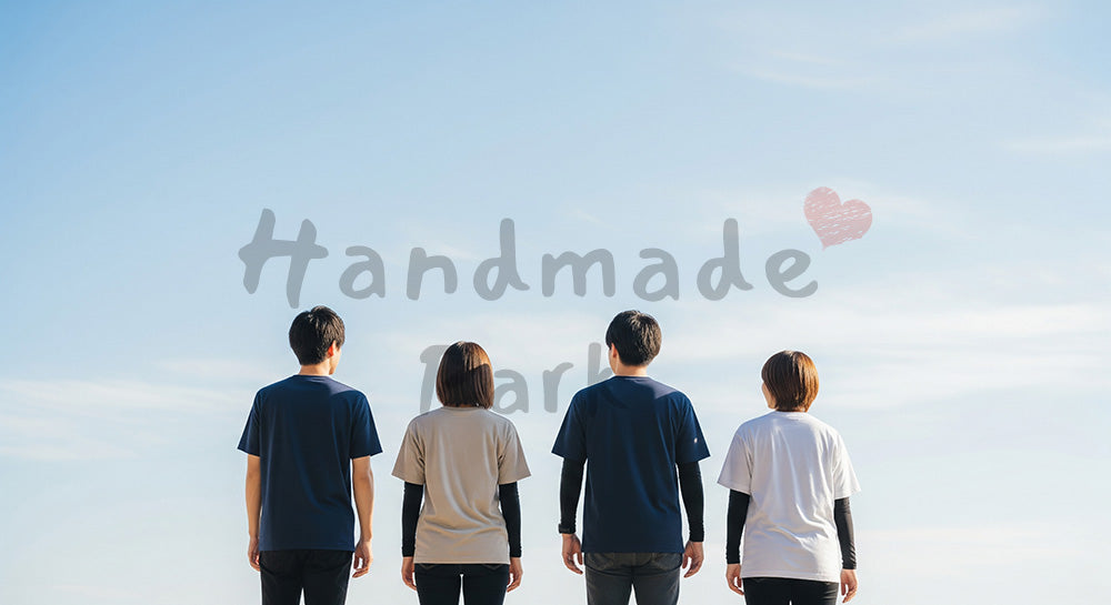 フリー素材 無料 写真｜海辺を歩きながら話す日本人同僚の後ろ姿青空とオープンな対話の雰囲気 背景素材