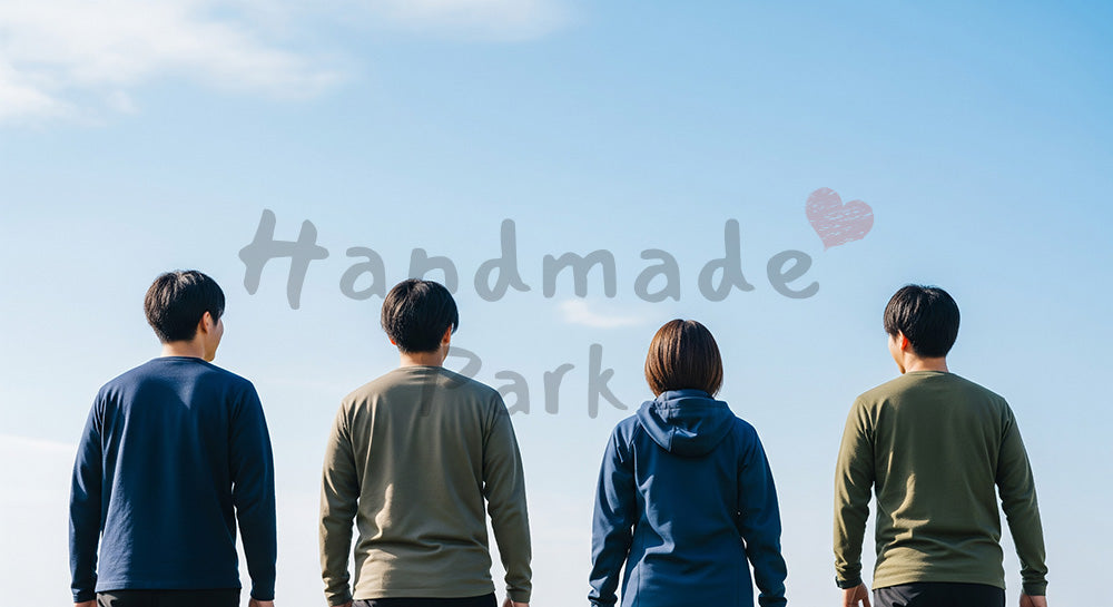 フリー素材 無料 写真｜青空とオープンな対話の雰囲気のある海辺を歩きながら話す日本人同僚の後ろ姿 背景素材