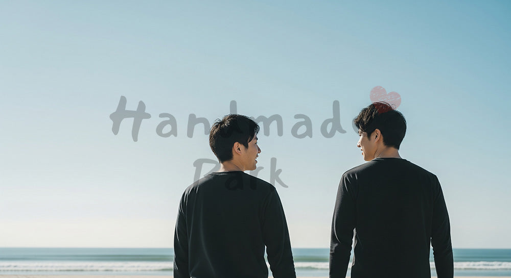 フリー素材 無料 写真｜海辺を歩きながら話す日本人同僚の後ろ姿、青い空とオープンな対話の雰囲気