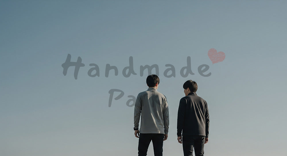 フリー素材 無料 写真｜海辺を歩きながら話す日本人同僚の後ろ姿、青空とオープンな対話の雰囲気