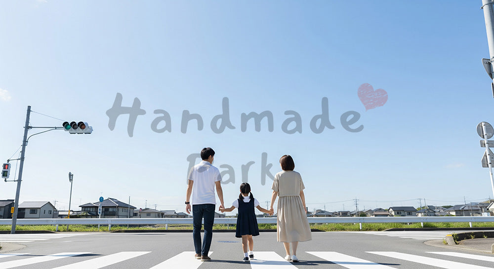フリー素材 無料 写真｜青い空の下で手をつないで歩く日本人家族の後ろ姿、日常の安全と温かな暮らし