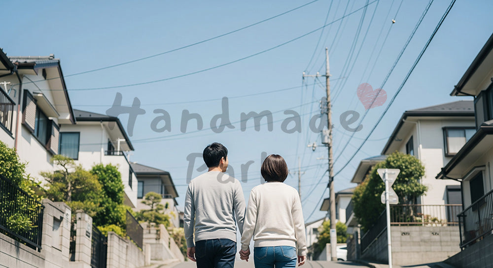 フリー素材 無料 写真｜青空の住宅街を歩く日本人カップルの後ろ姿暮らしと穏やかな未来を感じる
