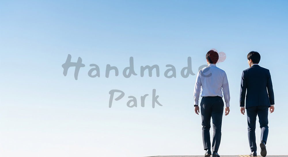 フリー素材 無料 写真｜前向きな一日の始まりと余白のある朝の青空の下を歩く日本人同僚の後ろ姿