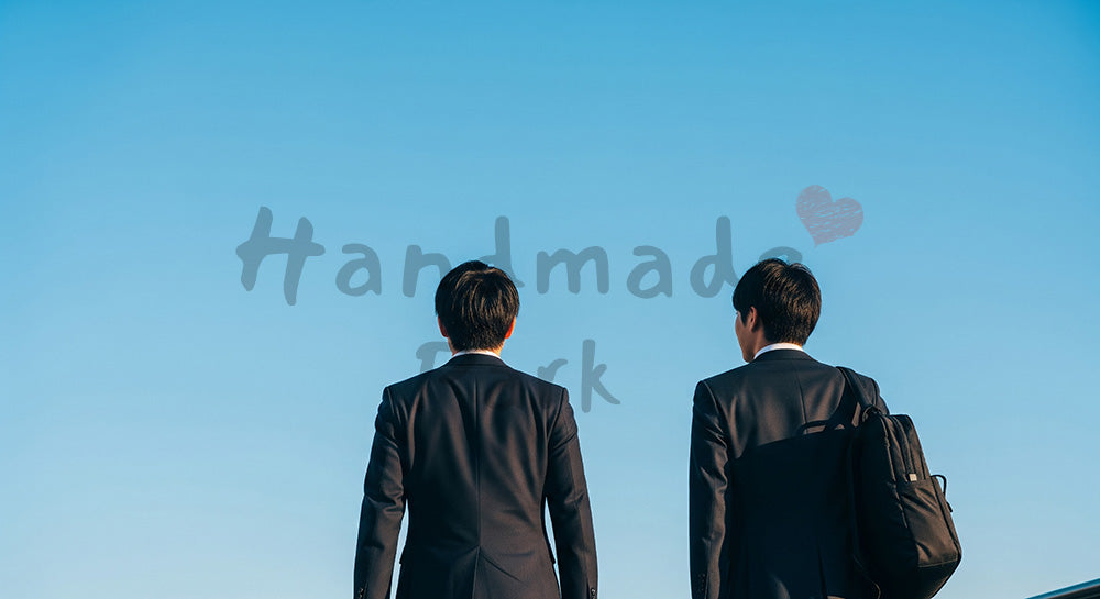 フリー素材 無料 写真｜朝の青空の下を歩く日本人同僚の後ろ姿、前向きな一日の始まりと空きスペース