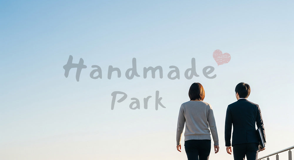 フリー素材 無料 写真｜朝の青空の下を歩く日本人同僚の後ろ姿、前向きな一日の始まりと余白