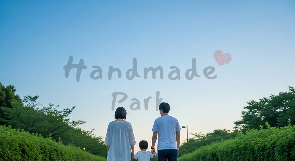 フリー素材 無料 写真｜夕方前の青い空の下を歩く日本人家族の後ろ姿、穏やかな日常と温もり