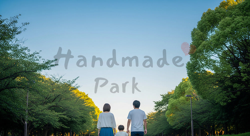 フリー素材 無料 写真｜穏やかな日常と温もりのある夕方前の青空の下を歩く日本人家族の後ろ姿