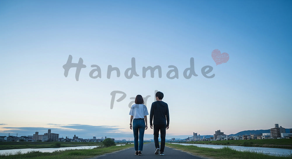 フリー素材 無料 写真｜夕方前の河川敷を歩く日本人カップルの後ろ姿青空と静かな恋人時間